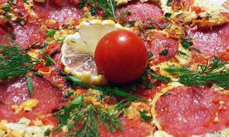 Рецепт омлета с колбасой, помидорами и сыром