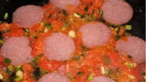 омлет с колбасой, помидорами и сыром