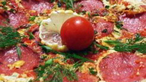 омлет с колбасой, помидорами и сыром