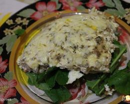 Омлет с креветками и грибами на подушке из рукколы