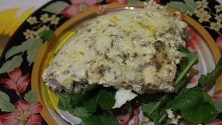 Омлет с креветками и грибами на подушке из рукколы