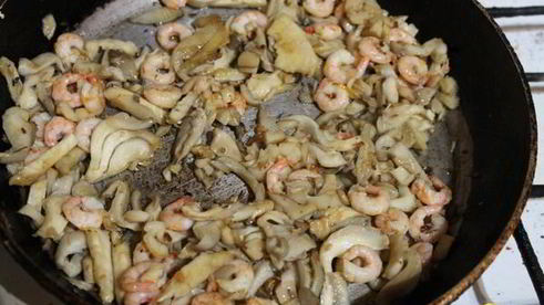 омлет с креветками и грибами на подушке из рукколы