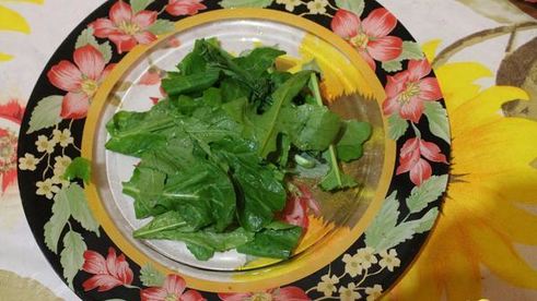 омлет с креветками и грибами на подушке из рукколы