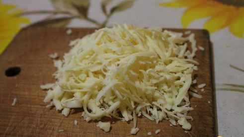 омлет с креветками и грибами на подушке из рукколы