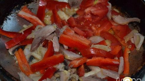 омлет с овощами и курицей