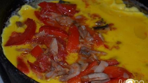 омлет с овощами и курицей