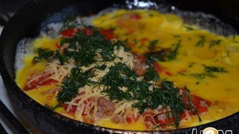 омлет с овощами и курицей