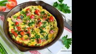 Омлет с помидорами и зеленью