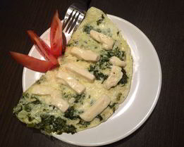 Омлет со сметаной, шпинатом и козьим сыром