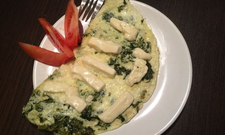 Рецепт омлета со сметаной, шпинатом и козьим сыром