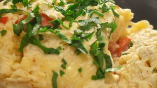 Омлет в чашке в микроволновке