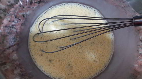 омлет в глиняной тарелке