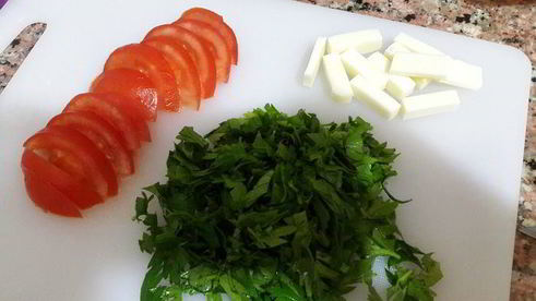 омлет в глиняной тарелке