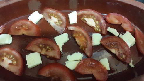 омлет в глиняной тарелке