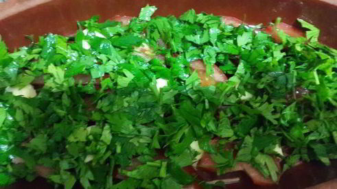 омлет в глиняной тарелке