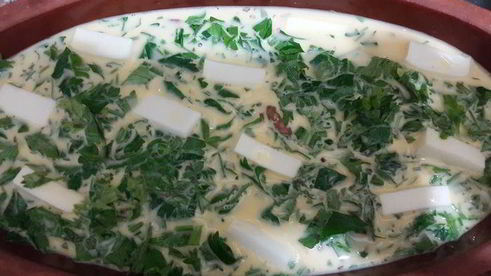 омлет в глиняной тарелке