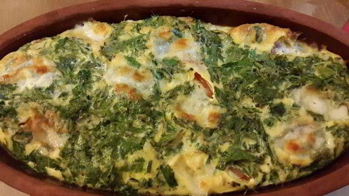 омлет в глиняной тарелке