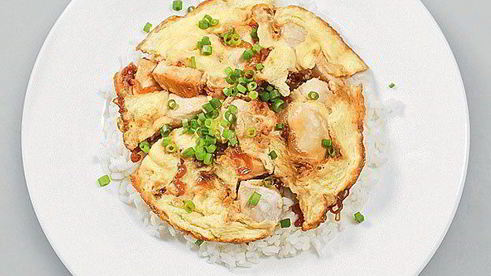 оякодон — японский омлет с рисом и курицей