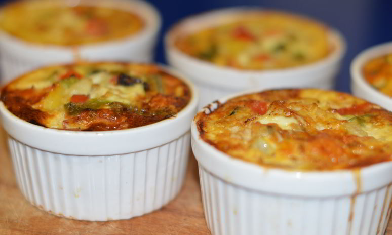 Рецепт порционных омлетов со свининой и овощами