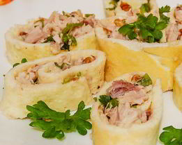Рулетики из омлета с курицей Аппетитные
