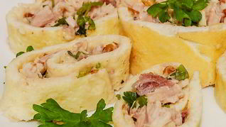 Рулетики из омлета с курицей Аппетитные