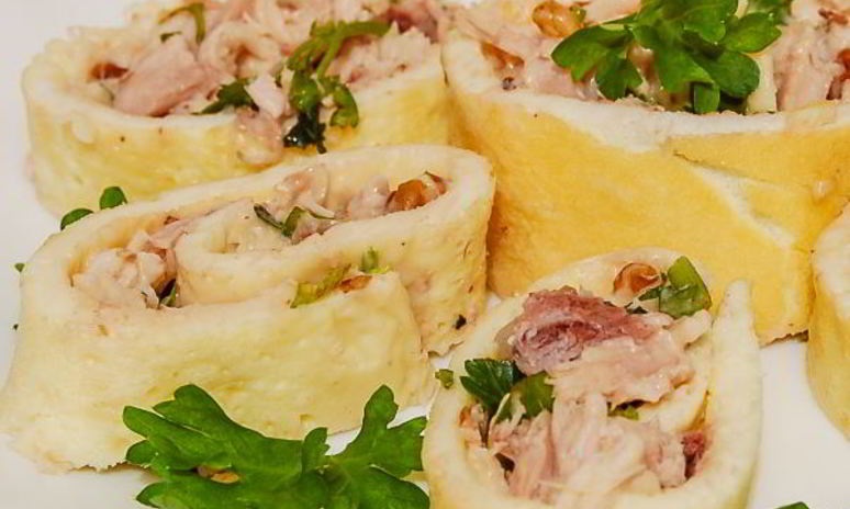 Рецепт рулетиков из омлета с курицей аппетитные