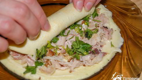 рулетики из омлета с курицей аппетитные