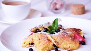 Сладкий творожный омлет