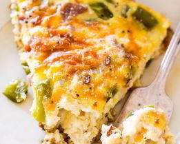 Запеченный омлет с сосисками и овощами