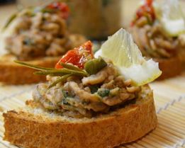 Фасолевый паштет с вялеными томатами и каперсами