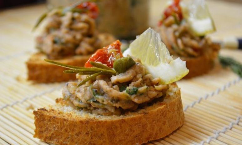 Рецепт фасолевого паштета с вялеными томатами и каперсами