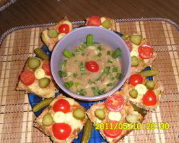 Мясные паштетики с рисом и зеленым горошком