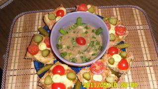 Мясные паштетики с рисом и зеленым горошком