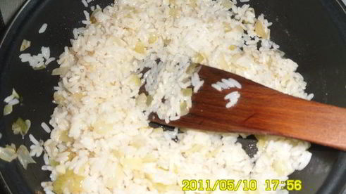 мясные паштетики с рисом и зеленым горошком