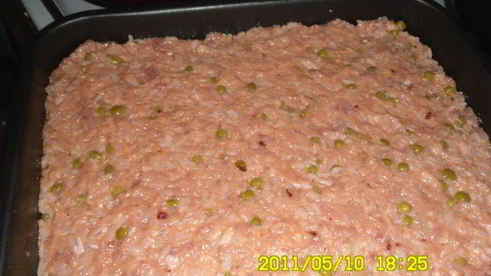 мясные паштетики с рисом и зеленым горошком