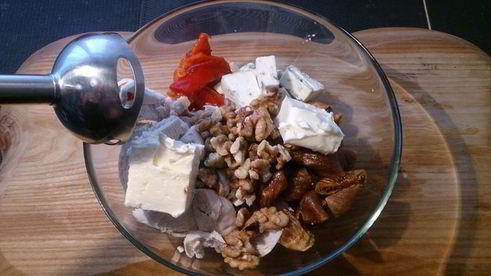 паштет из курицы с голубым сыром, инжиром и орехами