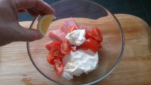 паштет из слабосоленой семги с томатами и маслинами