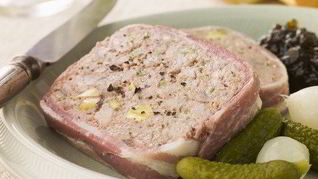 Паштет из свинины с беконом и ветчиной по-деревенски