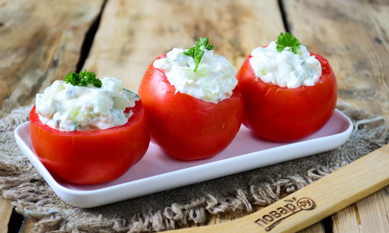 Рецепт помидоров, фаршированных сыром и огурцами