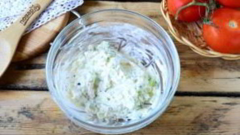 помидоры, фаршированные сыром и огурцами