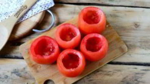 помидоры, фаршированные сыром и огурцами