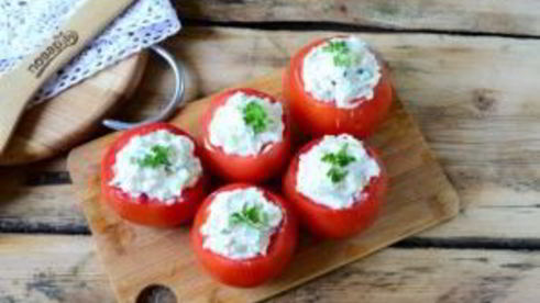 помидоры, фаршированные сыром и огурцами