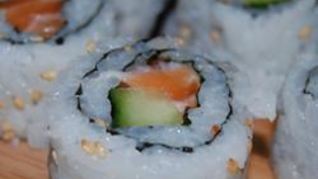 Домашние суши-роллы с копченой семгой