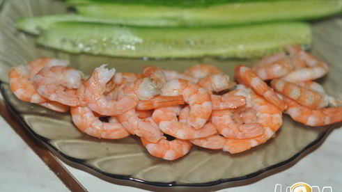 горячие роллы с креветками