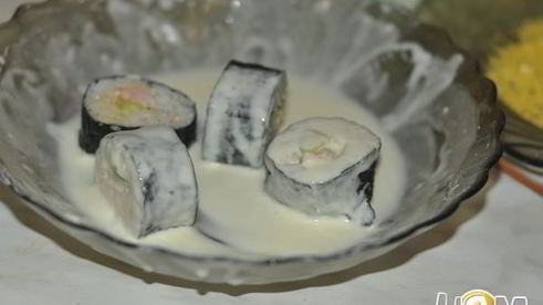 горячие роллы с креветками