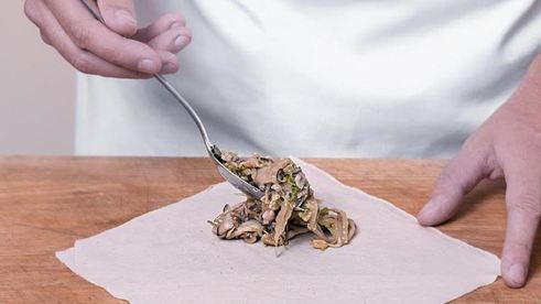 китайские роллы с курицей и грибами