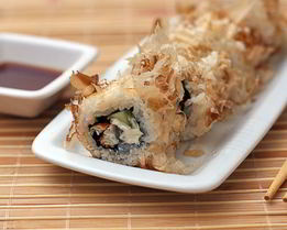 Ролл в стружке тунца