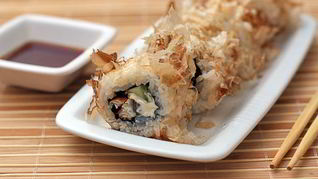 Ролл в стружке тунца