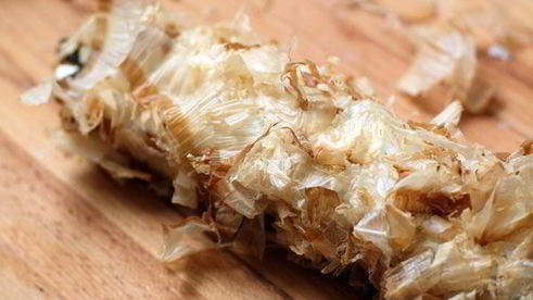 ролл в стружке тунца