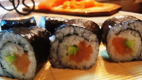 роллы с семгой и авокадо